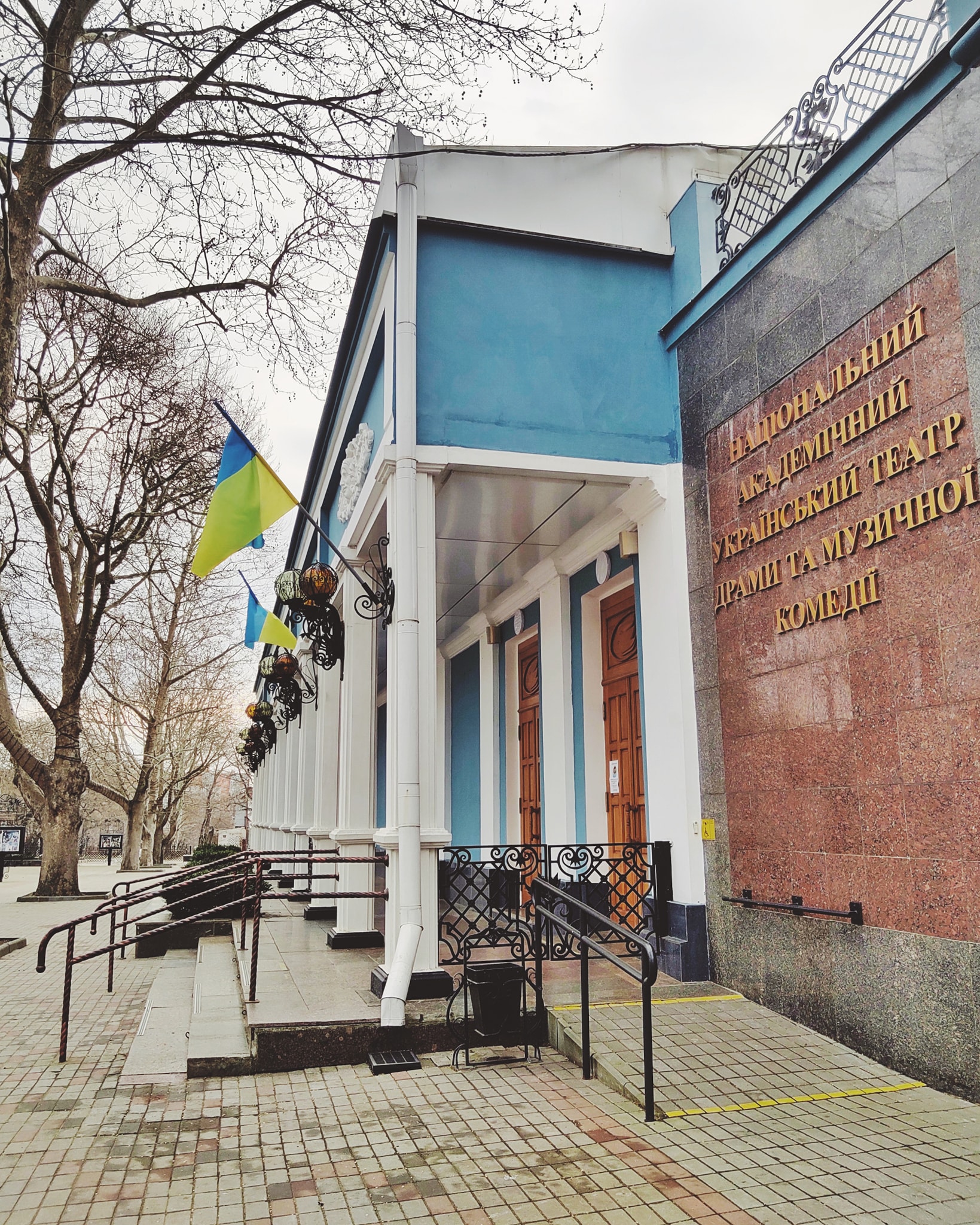 Слово – тоже оружие: актеры Николаевского театра для поддержки армии записали видео со стихами Симоненко и Вакарчука (видео)