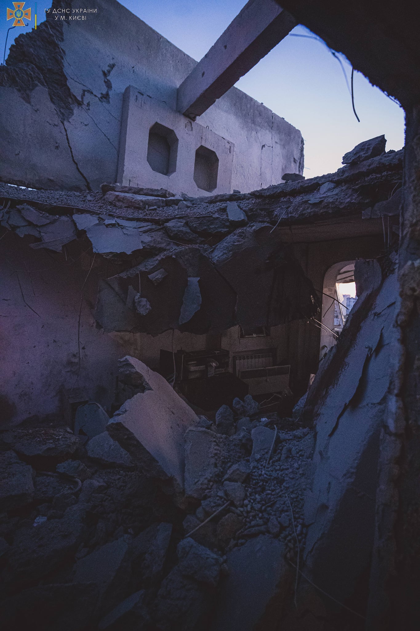 Ракета окупантів зруйнувала багатоповерхівки в Києві - відео