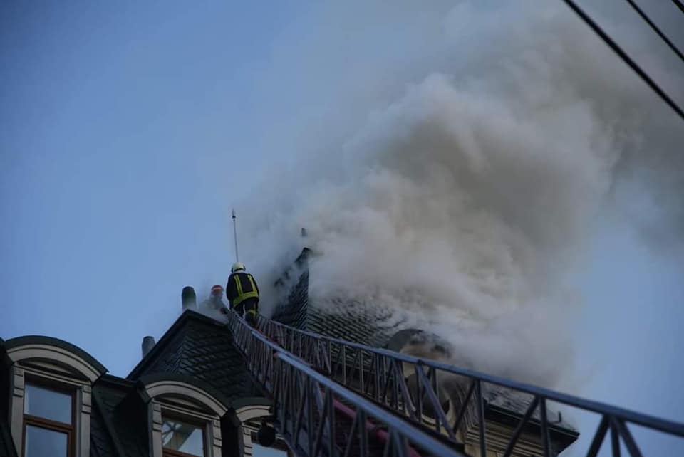 Дрон-камікадзе скинув вибухівку на будівлю Ощадбанку в Києві - фото