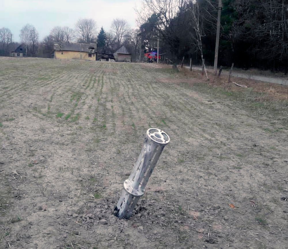 Рашисти обстріляли з авіації кілька сіл у Житомирській області (фото)