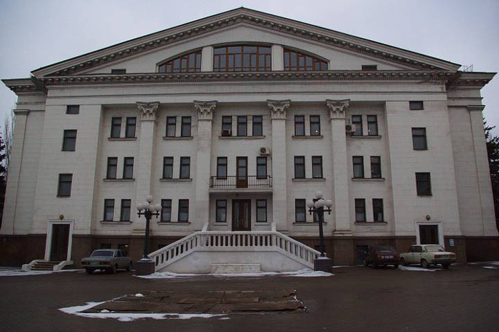 Оккупанты сбросили бомбу на Драматический театр в Мариуполе, где скрывались сотни людей