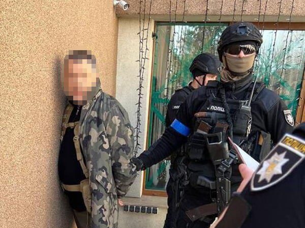 Чоловік напав на поліцейських за те, що ті зупинили авто його дружини в Києві