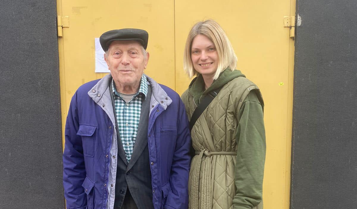 84-летний дедушка принес завернутые в газету деньги для армии на Волыни - фото