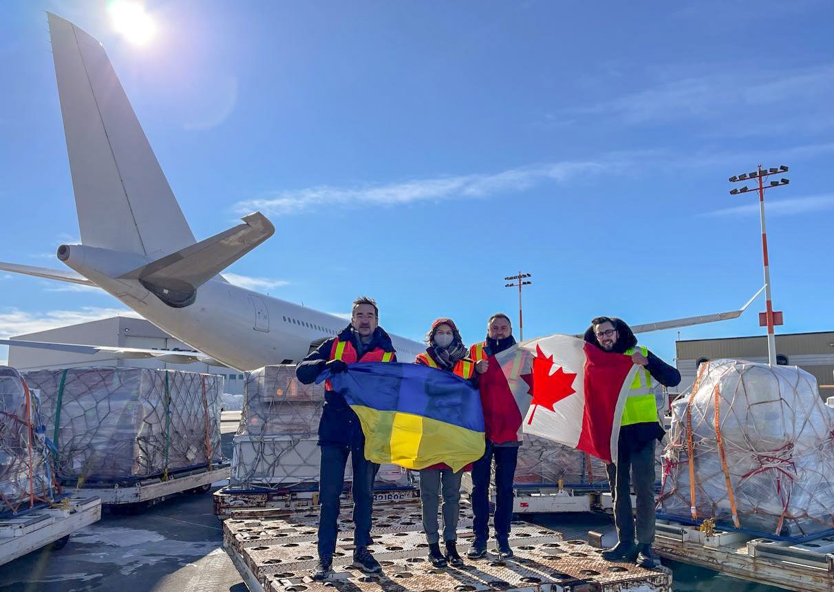 Медикаменти та обладнання: Канада відправила гуманітарну допомогу Україні (фото)