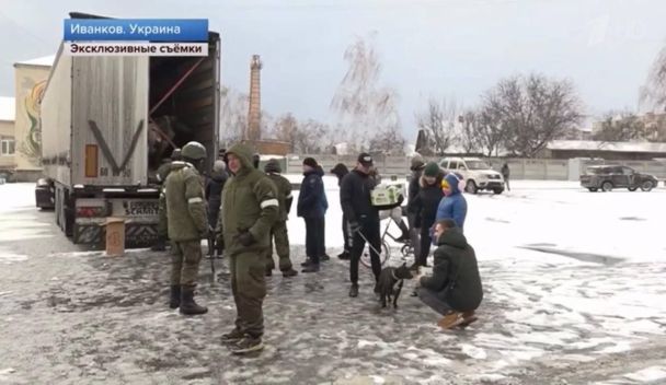 На Київщині окупанти влаштували шоу для росТБ із роздачею "допомоги" (фото)