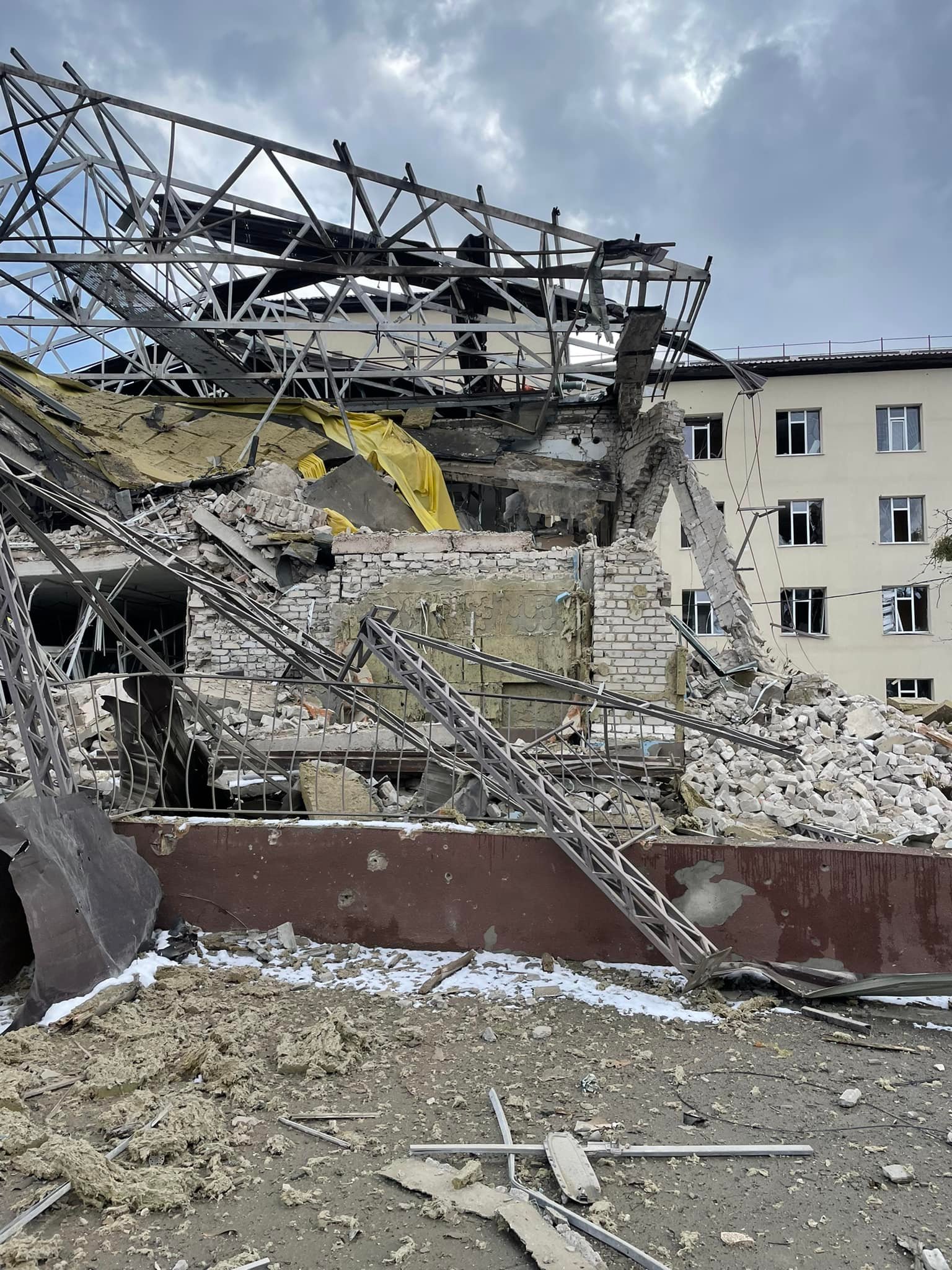 Російські війська зруйнували лікарню в Ізюмі / Фото: Volodymyr Matsokin у Facebook