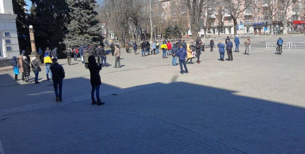 Российские оккупанты разгоняли мирный митинг слезоточивым газом в Херсоне - фото, видео