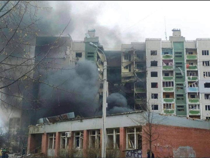 Російські окупанти обстріляли житлові будинки у Чернігові (фото, відео)