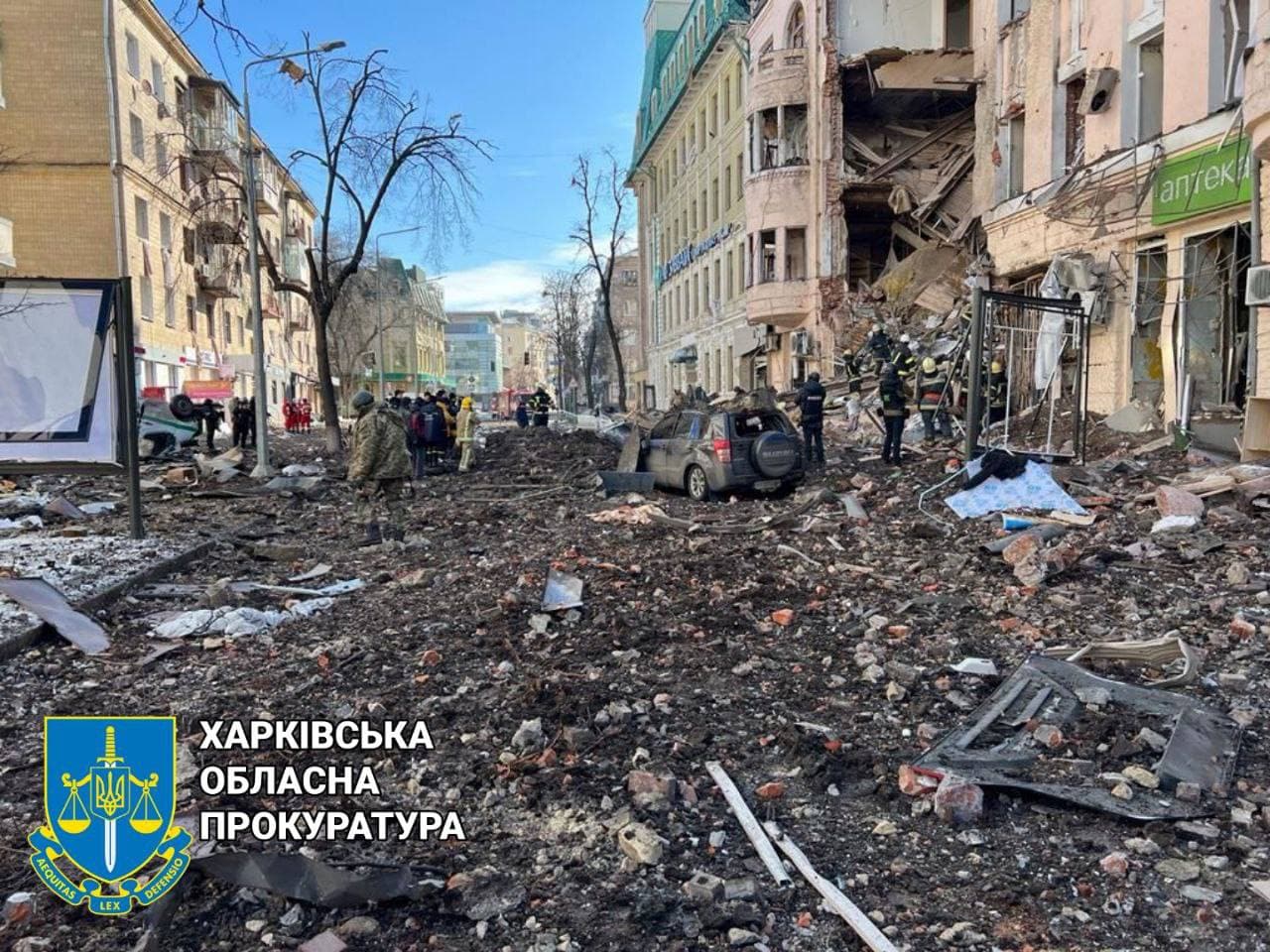 Обстріл в центрі Харкова: прокуратура розслідує умисне вбивство та порушення законів війни (фото)