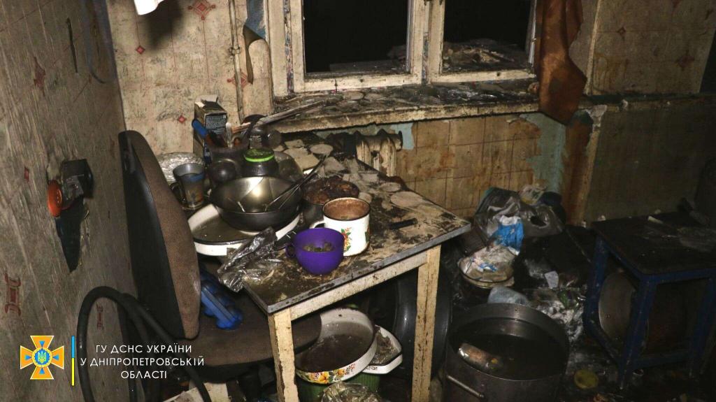 У Дніпрі двоє чоловіків загинули під час пожежі в багатоповерхівці (фото, відео)