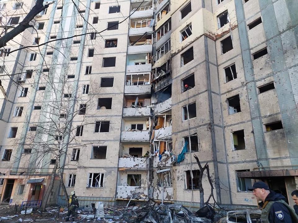 Кличко показал, как в Киеве восстанавливают дома, в которые попали ракеты РФ (видео)