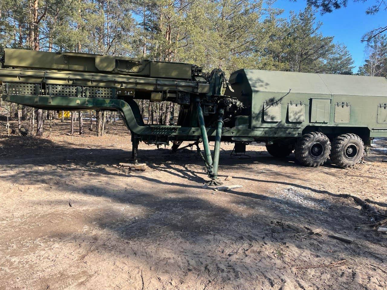 Будут отслеживать оккупантов на расстоянии 150 км: военные отобрали у россиян радиолокационную станцию и узел связи (фото)