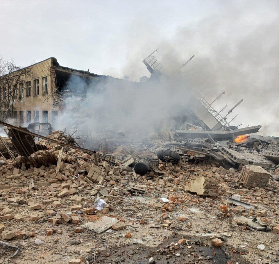 Щонайменше дев'ятеро людей загинуло під час ракетного обстрілу аеропорту Вінниці - відео