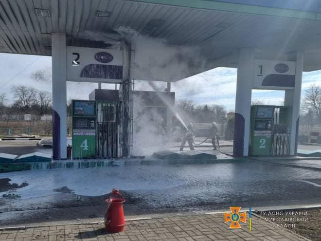 Рашисти обстріляли АЗС у Миколаєві / Фото: facebook.com/MNS.GOV.UA