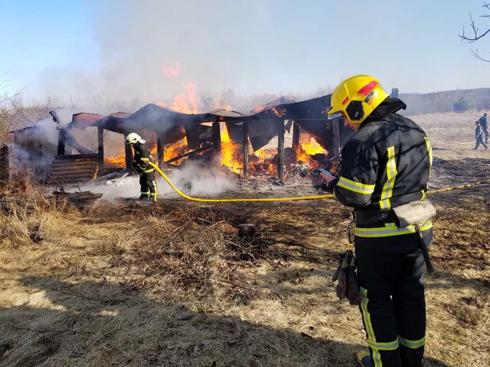 Замість будинків - попіл: рашисти обстріляли два населених пункти на Житомирщині (фото, відео)