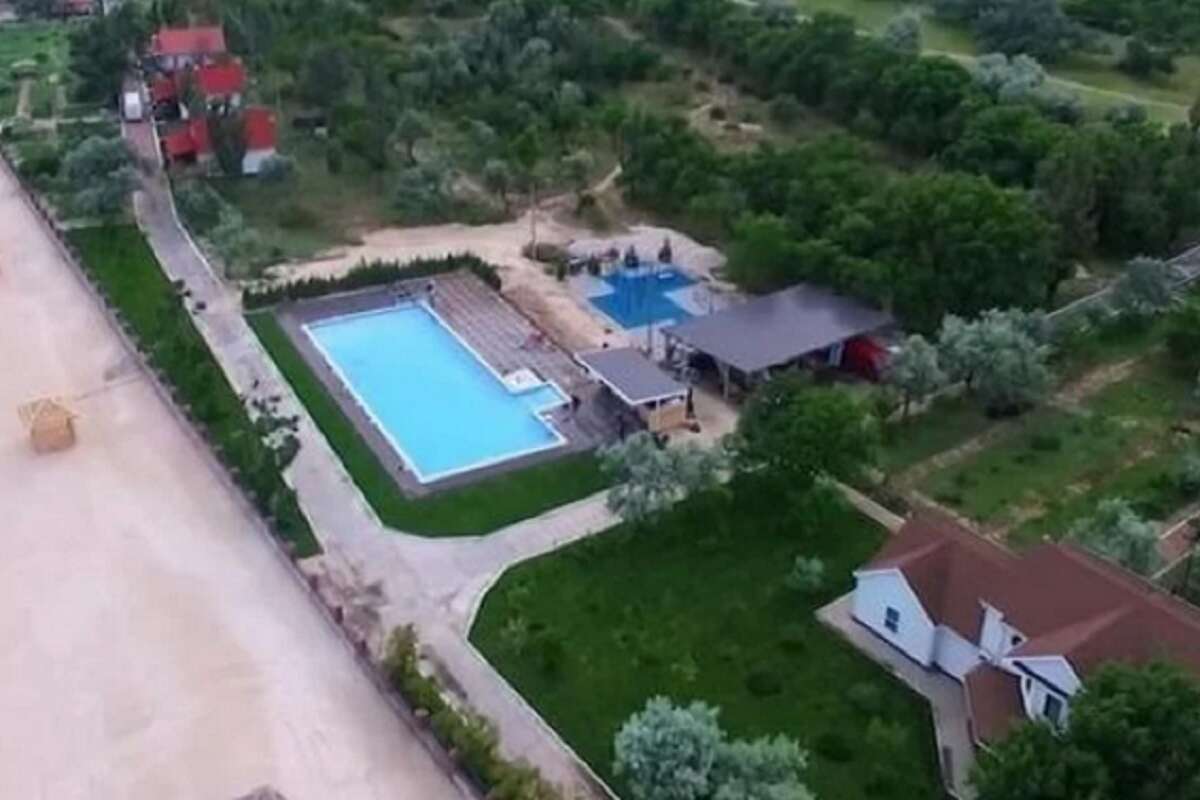 Орки ограбили дачу Зеленского на острове Бирючий – СМИ