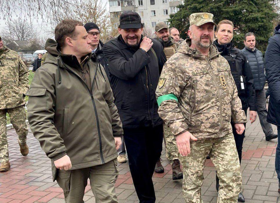 Алексей Кулеба и Александр Павлюк осматривают последствия боевых действий в Киевской области