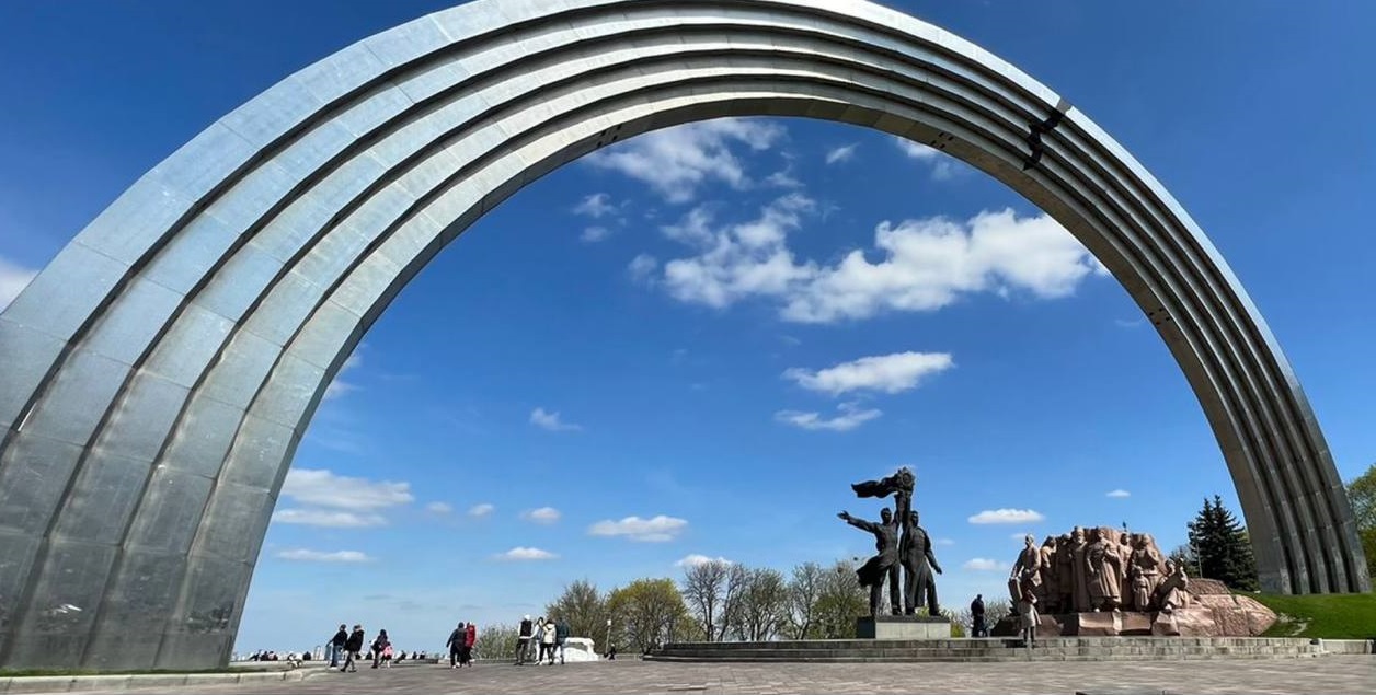 Простояла 40 років: у Києві знесуть бронзову скульптуру двох робітників