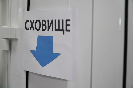 У КМВА розповіли, як діяти киянам, якщо під час повітряної тривоги закриті укриття