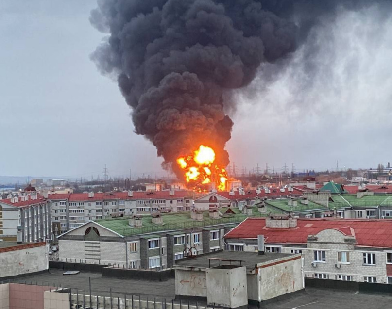 Нефтебаза вспыхнула в Белгороде - фото, видео