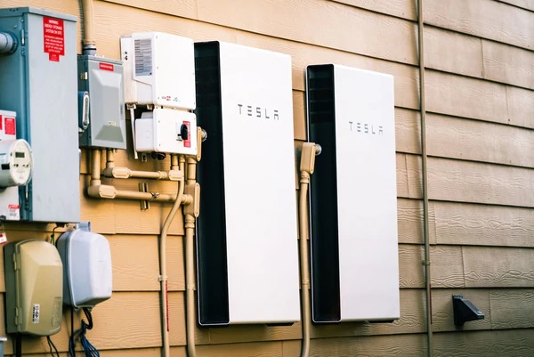 Украина получила от Илона Маска станции Tesla Powerwall - фото
