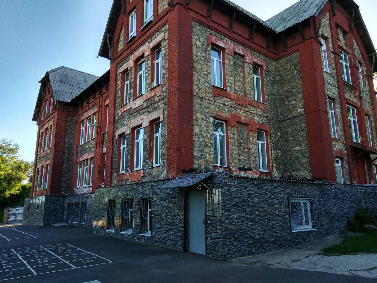 Лисичанська гімназія згоріла вщент / Фото: t.me/luhanskaVTSA