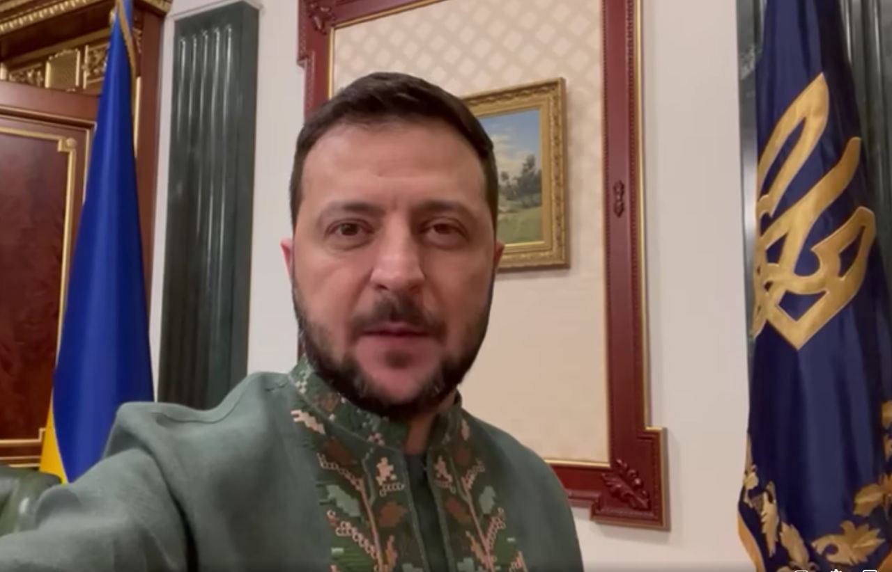 Стиль милитари и орнамент дубового листа: сколько стоит вышиванка Зеленского (фото)