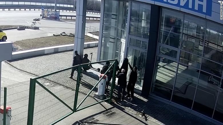 Стреляли в спину: CNN показал кадры жестокого убийства мирных жителей под Киевом (видео)