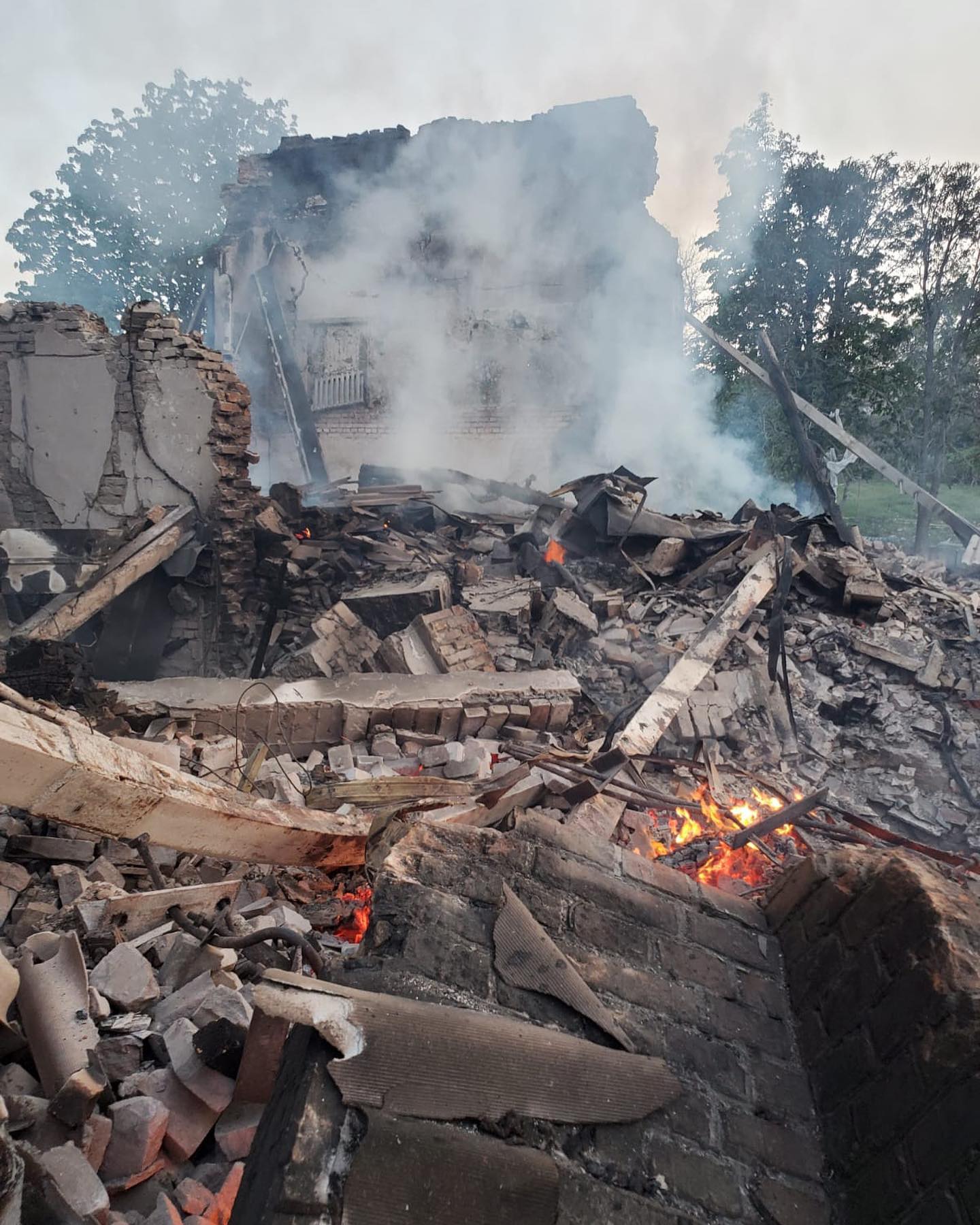 60 человек погибли после авиаудара по школе в Луганской области - фото