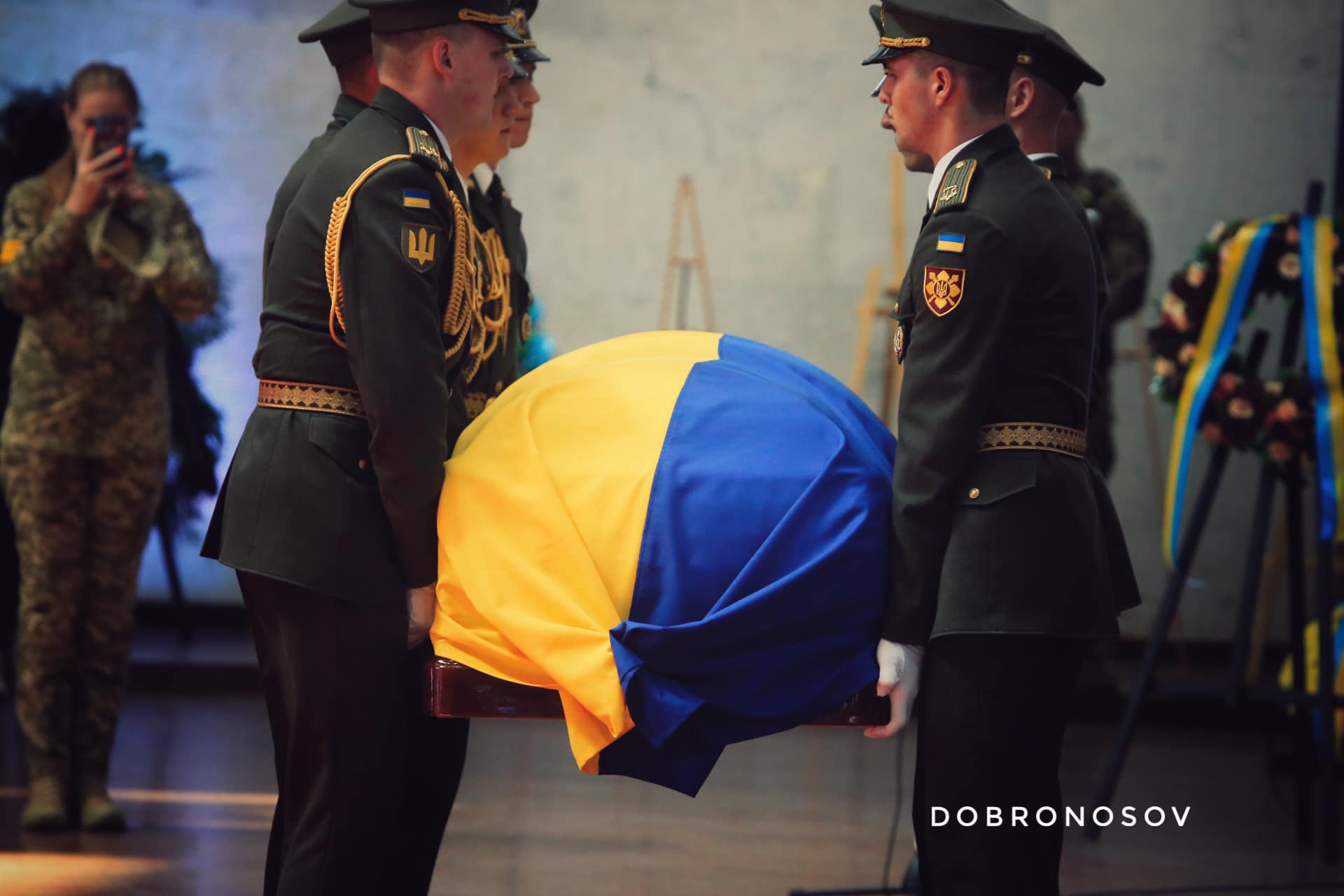 Попрощаться с Кравчуком пришли супруги Зеленские и трое президентов Украины - фото