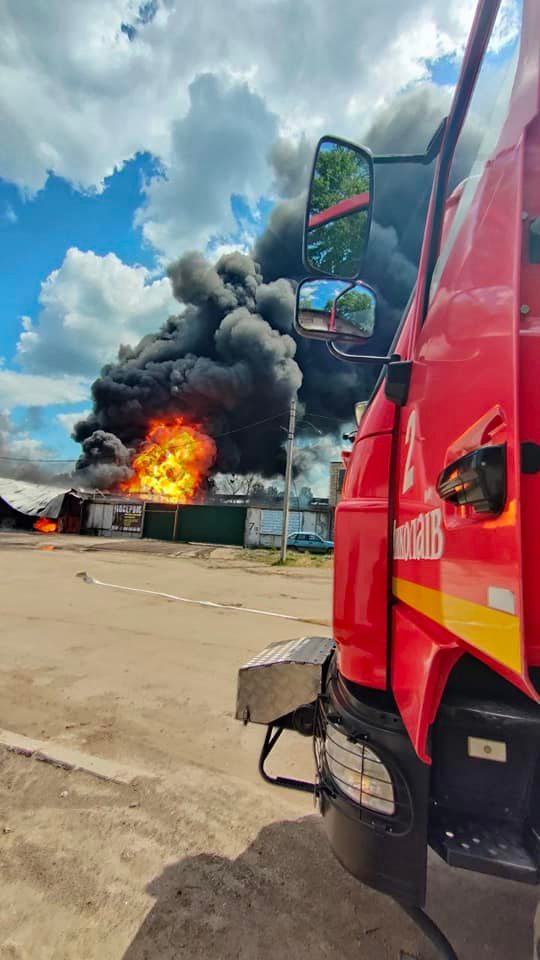 Автозаправна станція горіла у Миколаєві, є постраждалий - відео