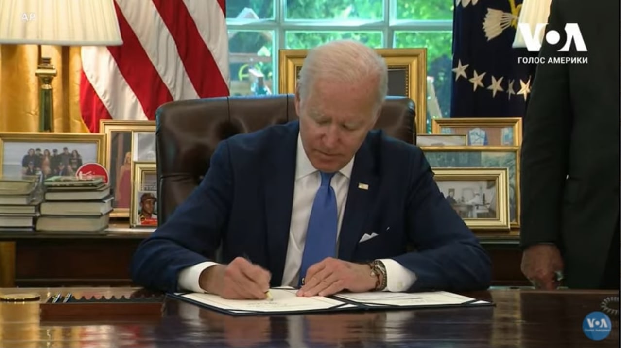 Байден подписал закон о легализации однополых браков