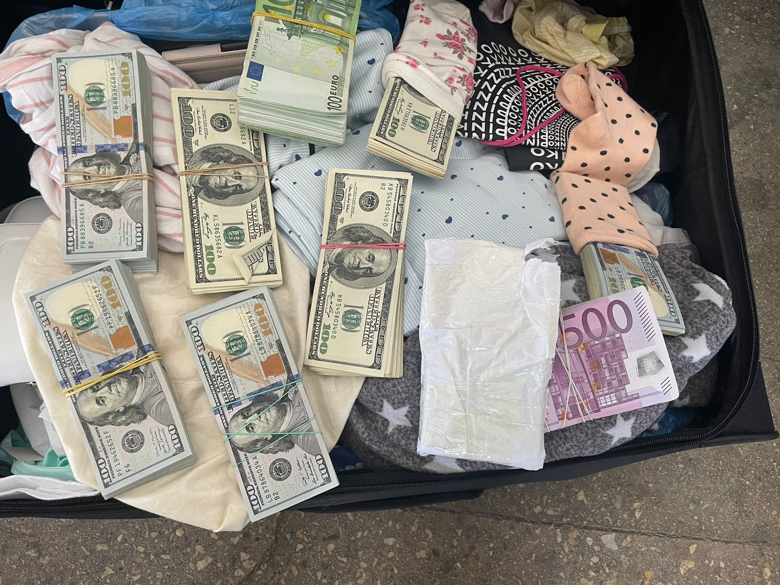 Спрятали в носки: мужчины на двоих BMW хотели вывезти в Румынию более 33 млн гривен (фото)