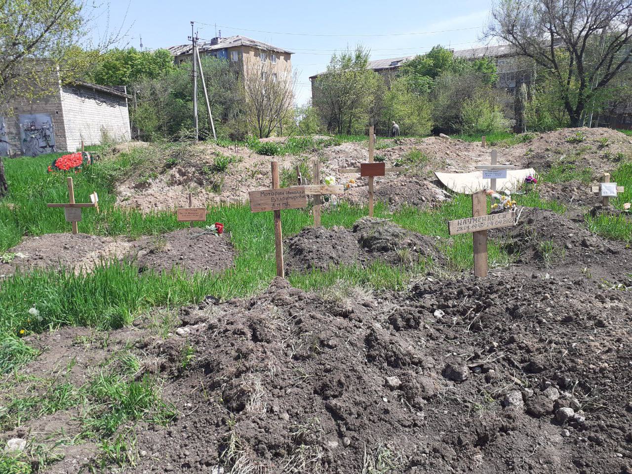 Путин превзошел Гитлера: в Мариуполе решители заставляют людей за еду хоронить трупы