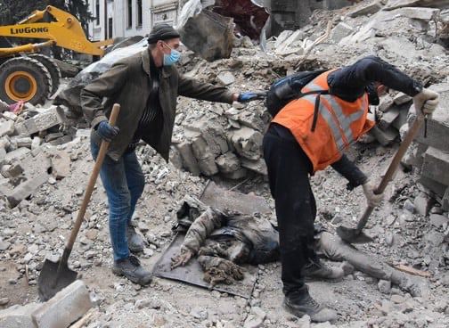 По 80-100 трупов под каждым домом: рашисты заставляют мариупольцев разбирать завалы