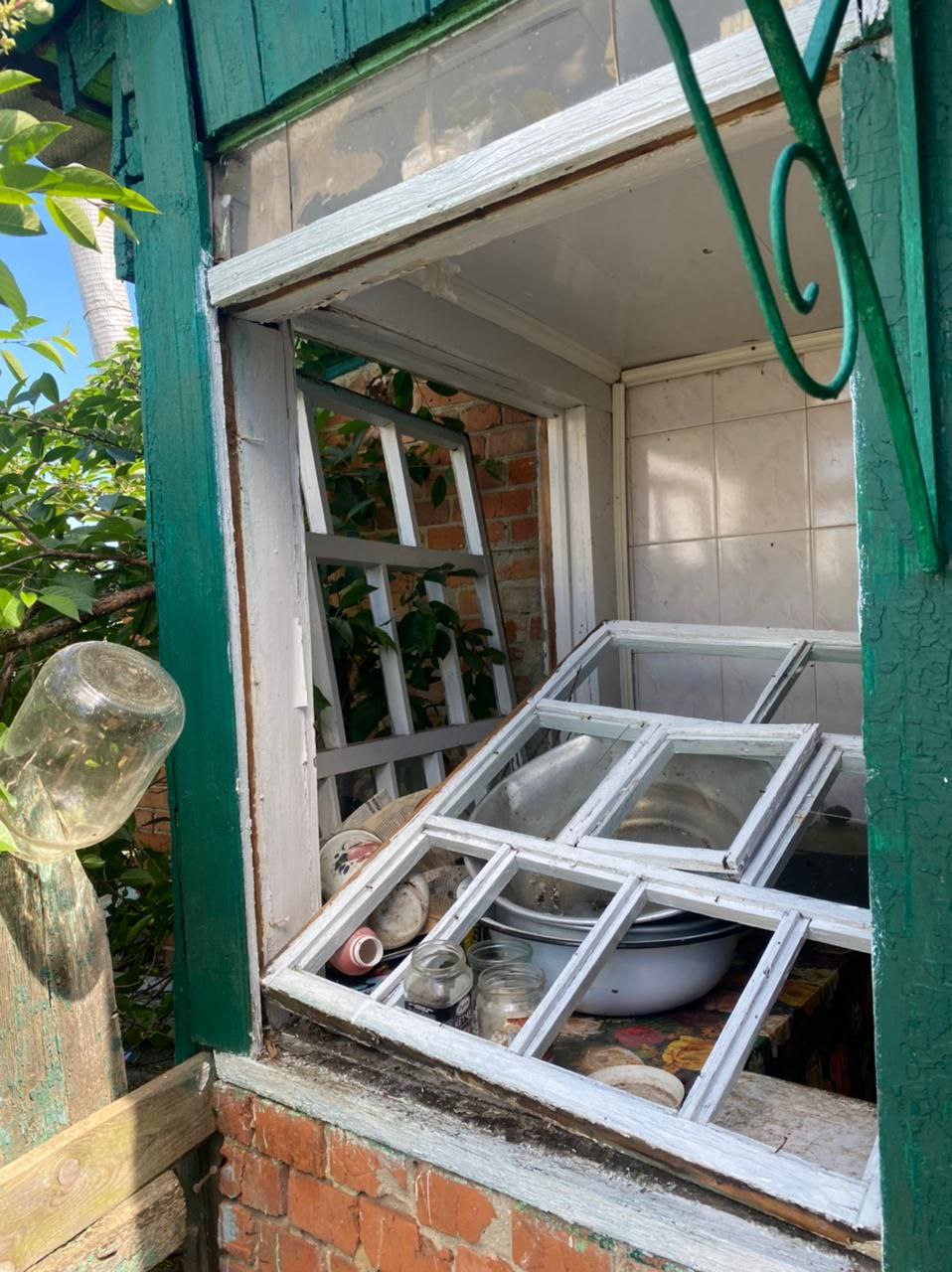 Побибивало шибки та знесло дахи: ворог випустив шість ракет по Сумщині (фото)