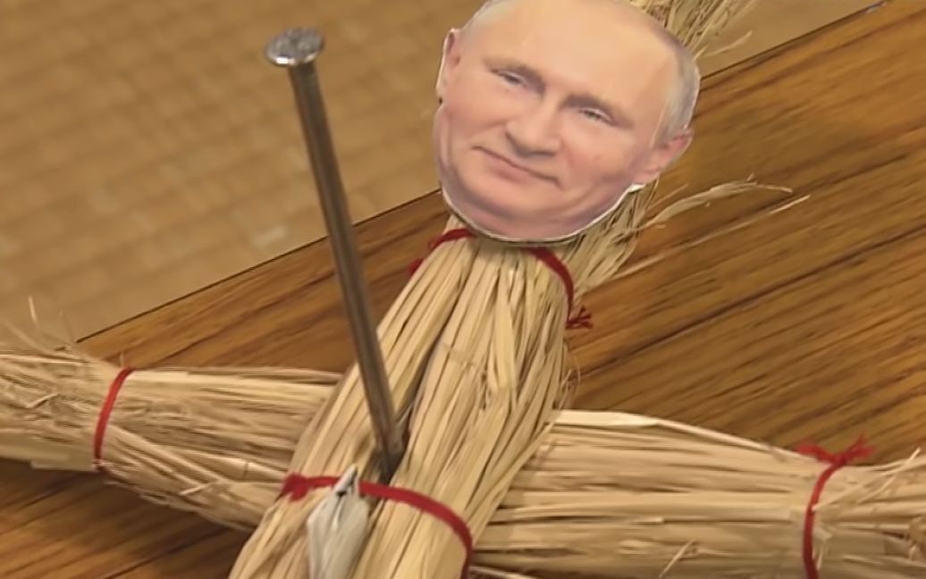 У храмах Японії прибивають цвяхами "ляльки вуду" із фото путіна