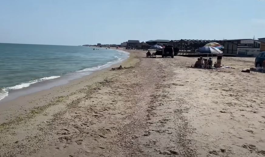 На пляжах окупованої Кирилівки з'явились відпочивальники (фото, відео)