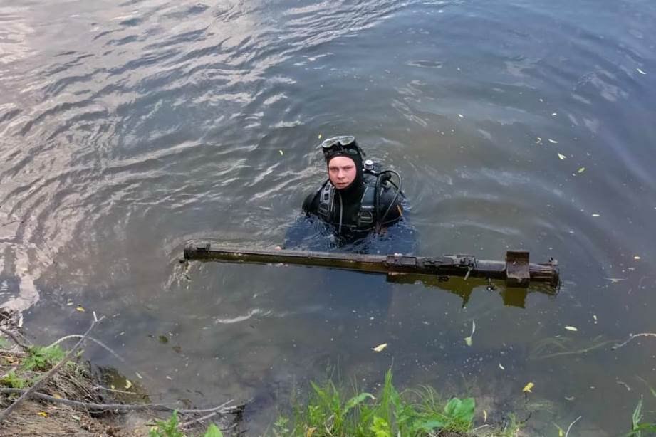 Смертоносний улов: на Сумщині водолаз "виловив" переносний зенітно-ракетний комплекс (фото)