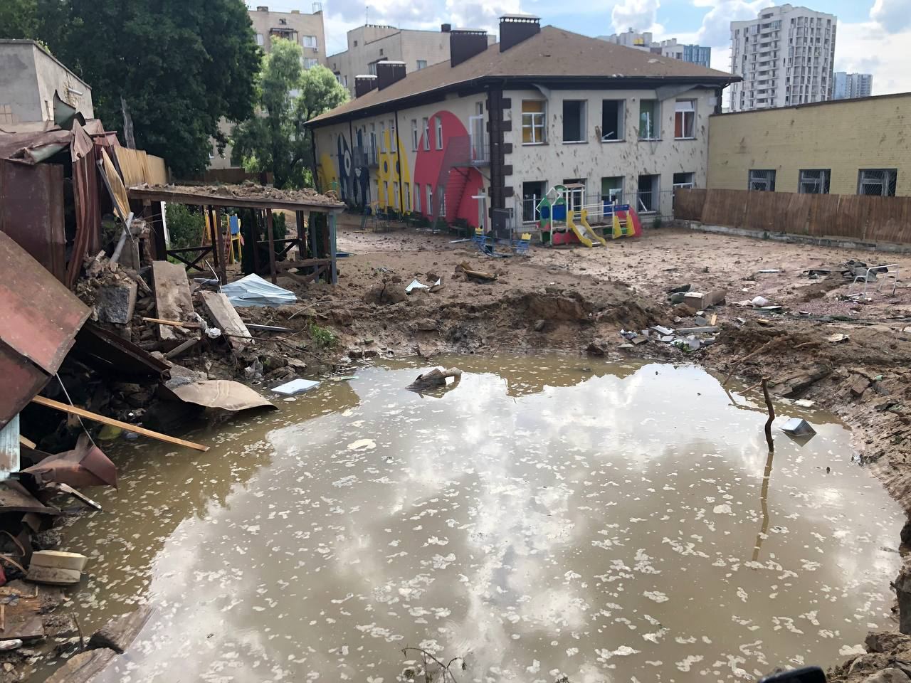 Росіяни ракетою "демілітаризували" дитячий садок у Києві (фото, відео)