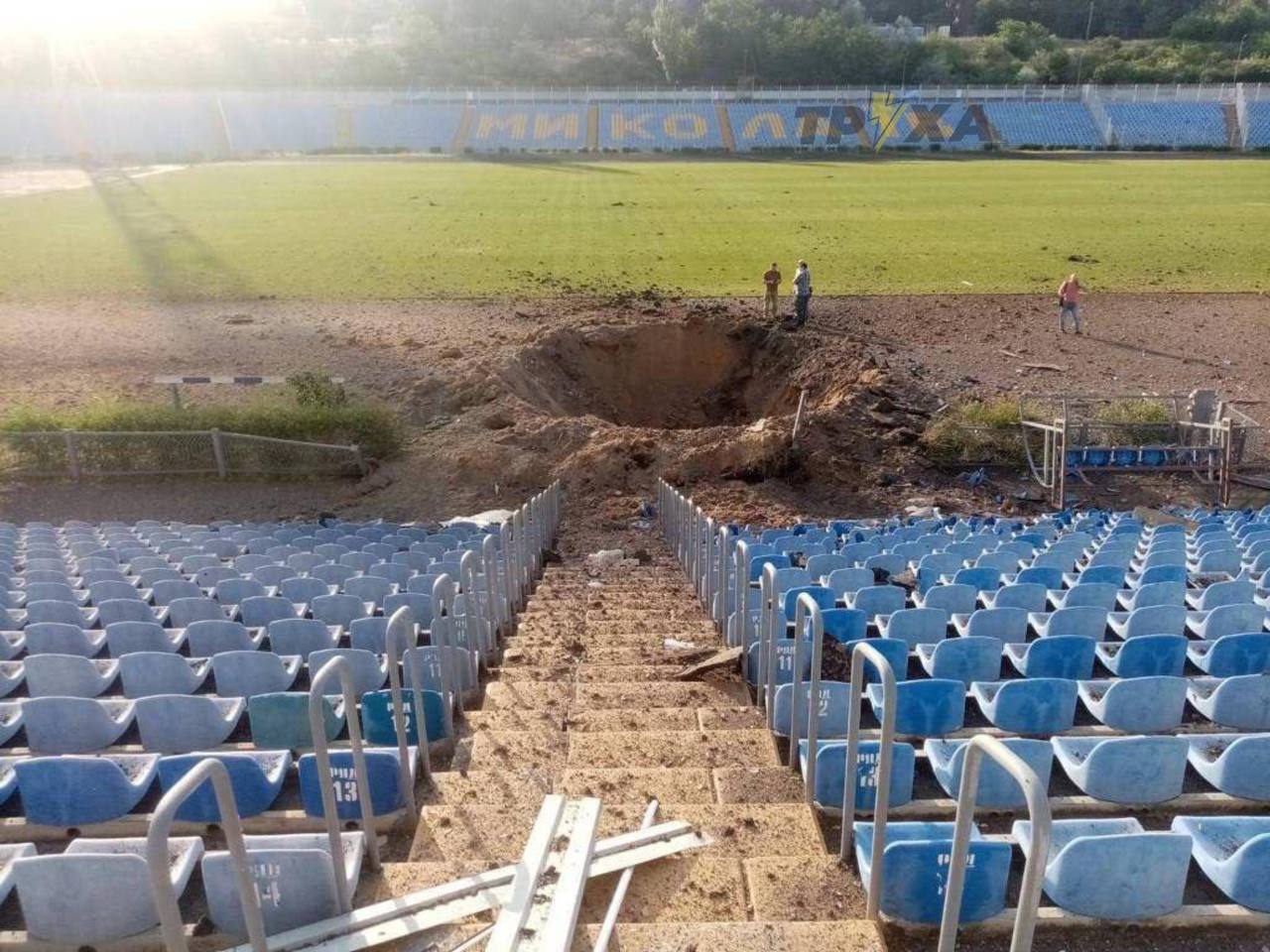 Окупанти випустили по Миколаєву вісім ракет: влучили у стадіон та військове містечко (фото)