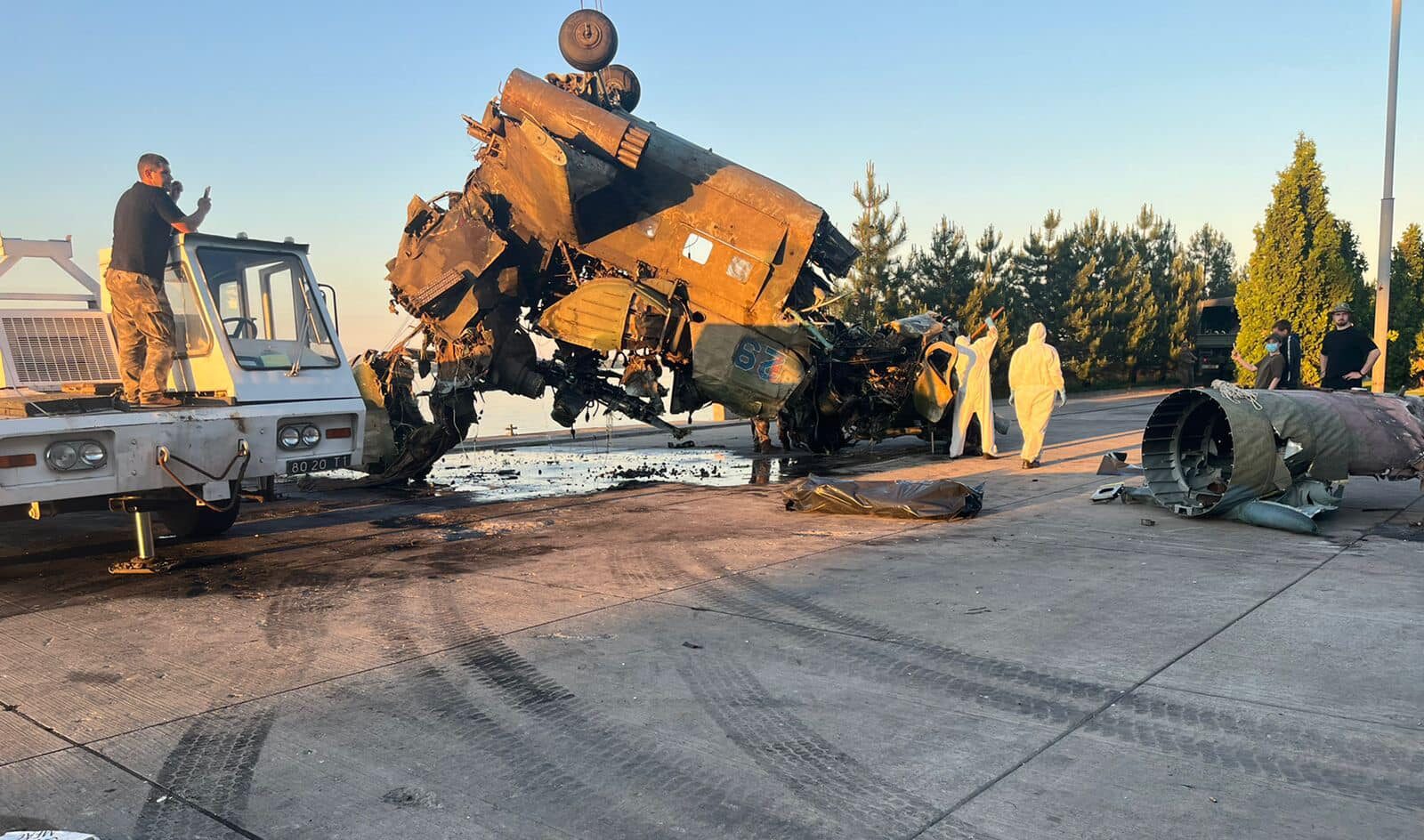 З Київського водосховища дістали підбитий гелікоптер окупантів (фото, відео)