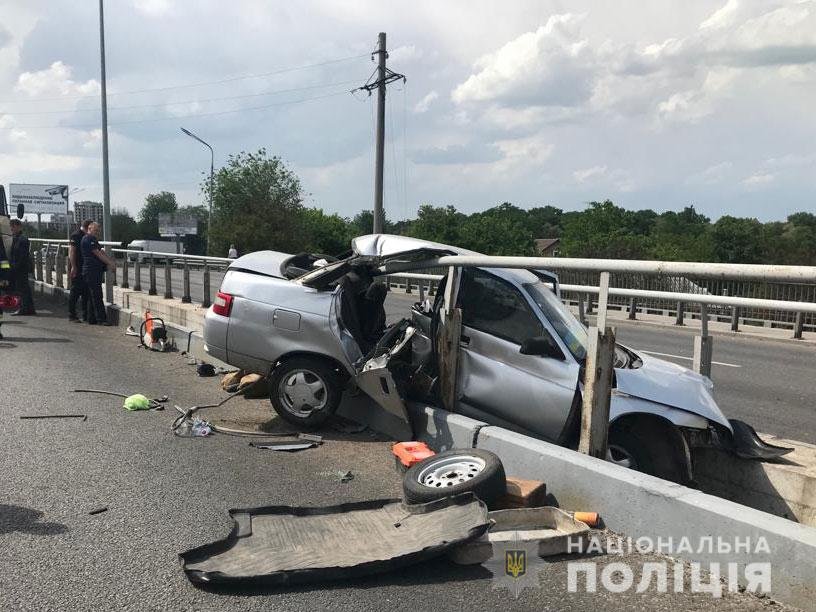 У Павлограді водій на швидкості влетів у відбійник та втік з місця ДТП: є загиблі