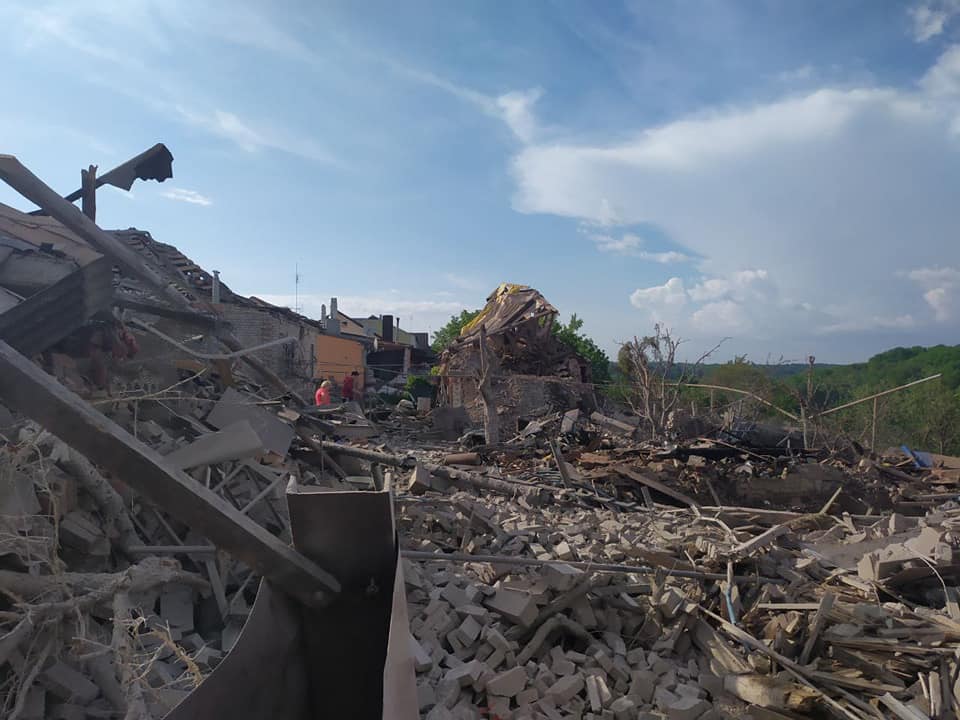 Рашисти з повітря атакували лікарню в Сумській області: є постраждалі