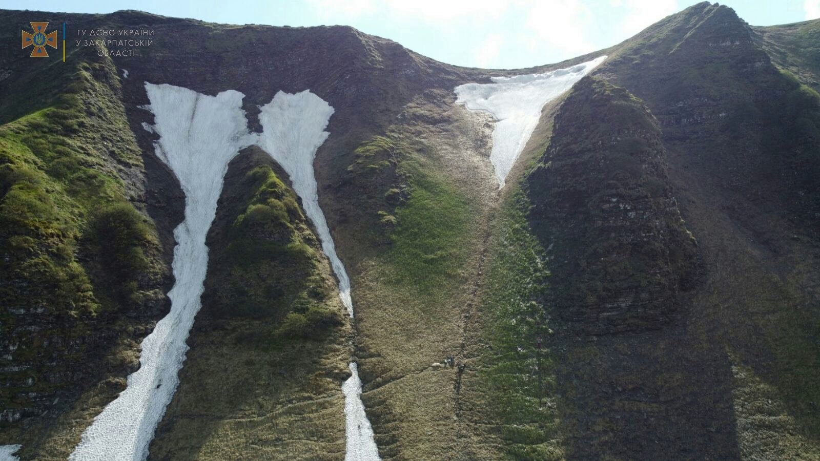 Народився у сорочці: турист на Закарпатті впав з висоти 80 метрів та вижив