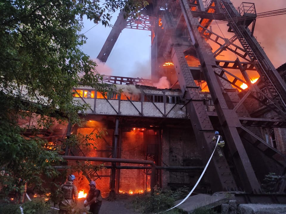 Трое горняков заблокированы под землей на шахте в Торецке после обстрелов