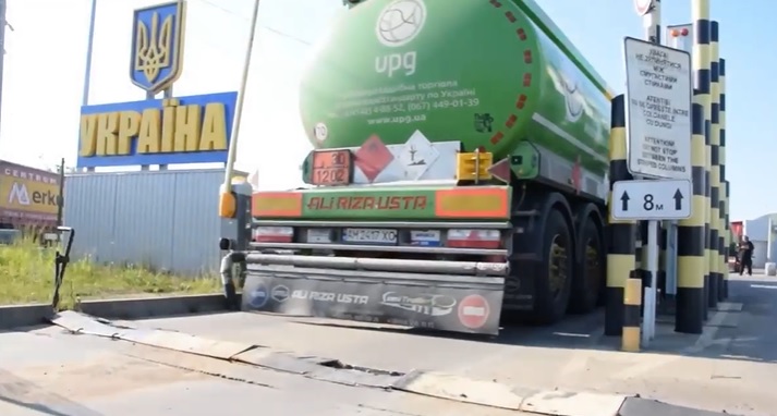 Україна створила на кордоні "зелені коридори" для бензовозів - відео