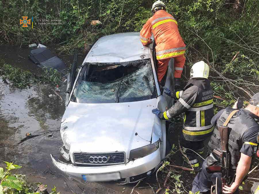 Легковик з'їхав у кювет з водою на Львівщині: загинула жінка