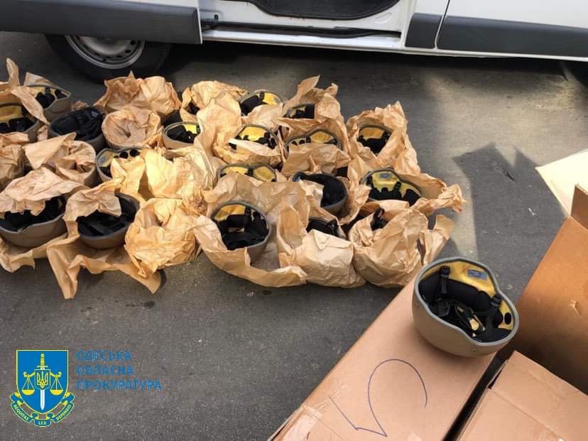 Керівник благодійної організації продавав гуманітарну допомогу - фото