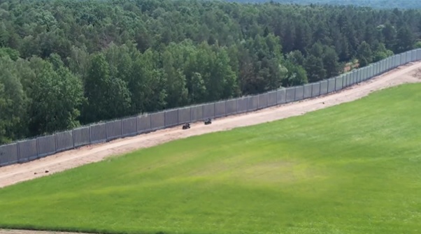 Польша возвела стену на границе с Беларусью - видео